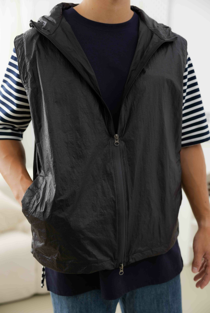 조끼 防潑水輕薄連帽背心／黑色