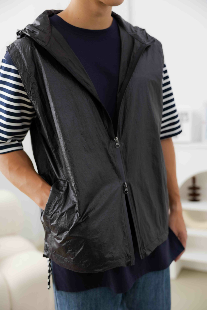 조끼 防潑水輕薄連帽背心／黑色