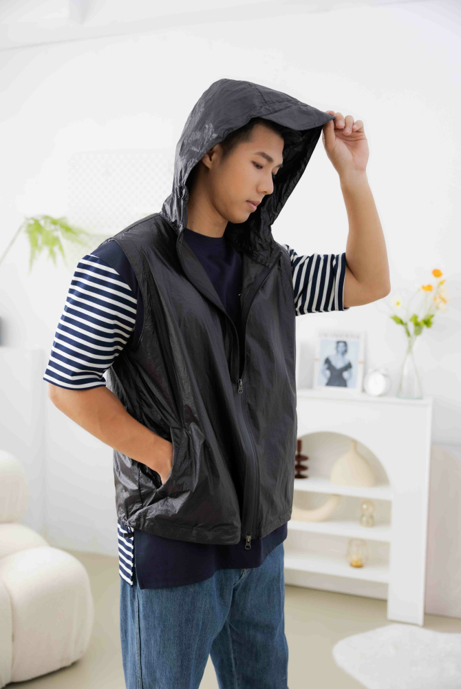 조끼 防潑水輕薄連帽背心／黑色