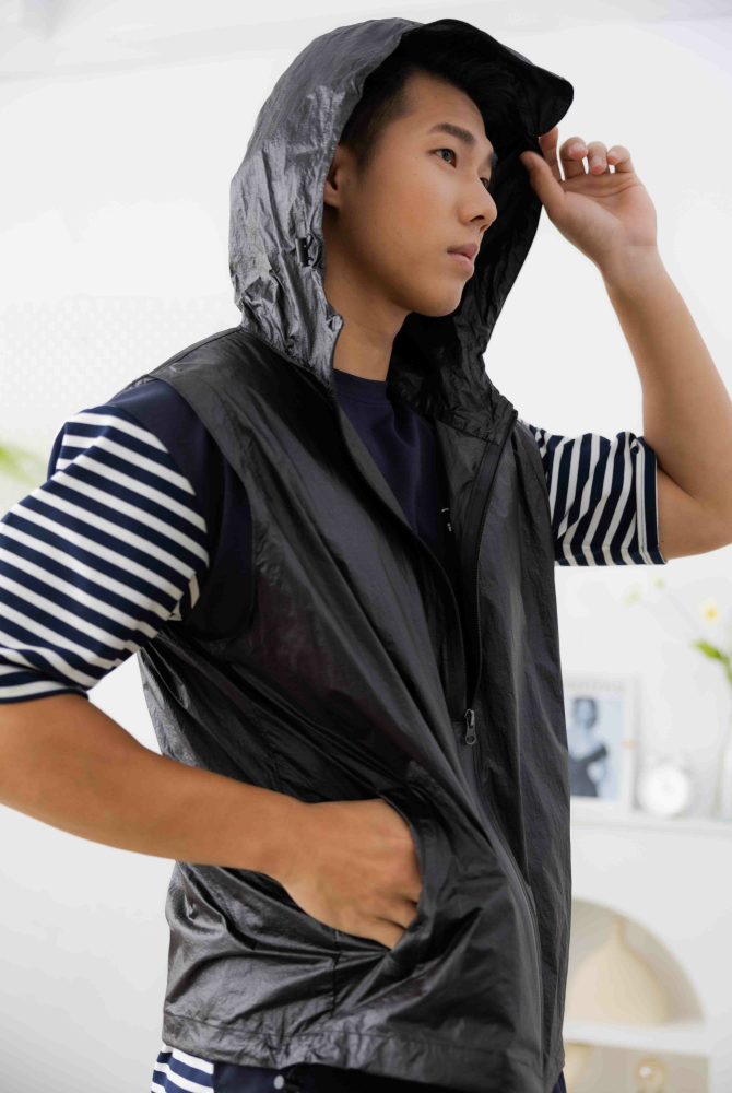 조끼 防潑水輕薄連帽背心／黑色