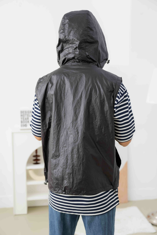 조끼 防潑水輕薄連帽背心／黑色