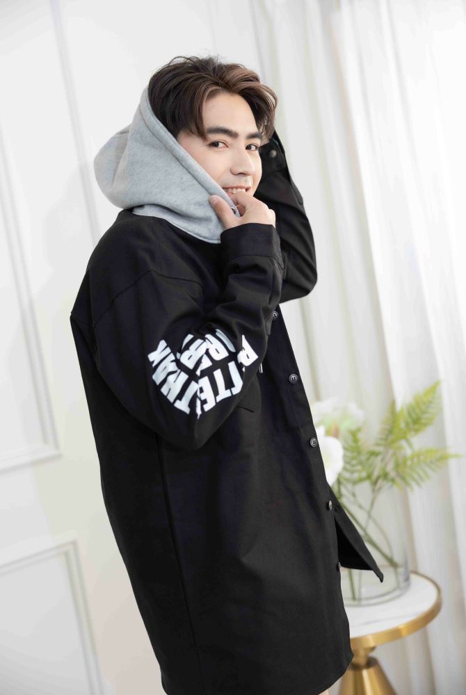 코트 袖上字母拼色連帽鈕扣外套 / 黑色