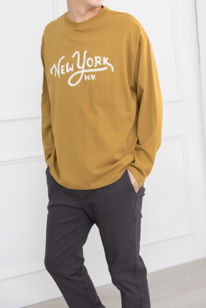 긴팔 紐約電繡字長袖上衣／土黃色