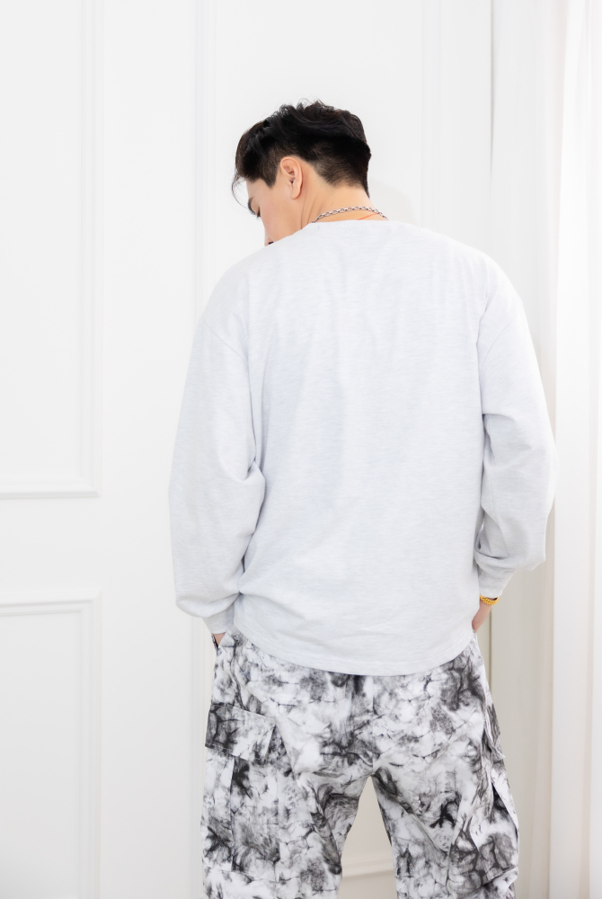 긴팔 顏色英文印花長袖上衣／灰色