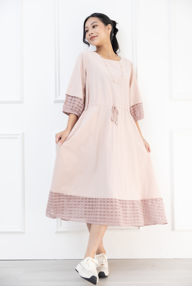 원피스 抽繩收腰七分袖洋裝 / 粉膚色