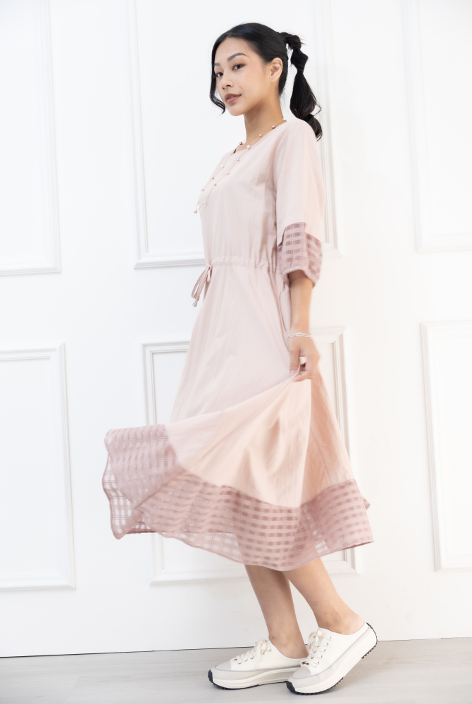 원피스 抽繩收腰七分袖洋裝 / 粉膚色
