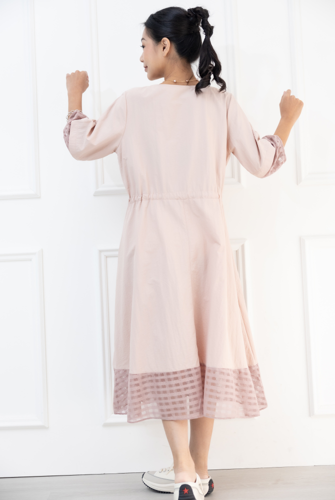 원피스 抽繩收腰七分袖洋裝 / 粉膚色