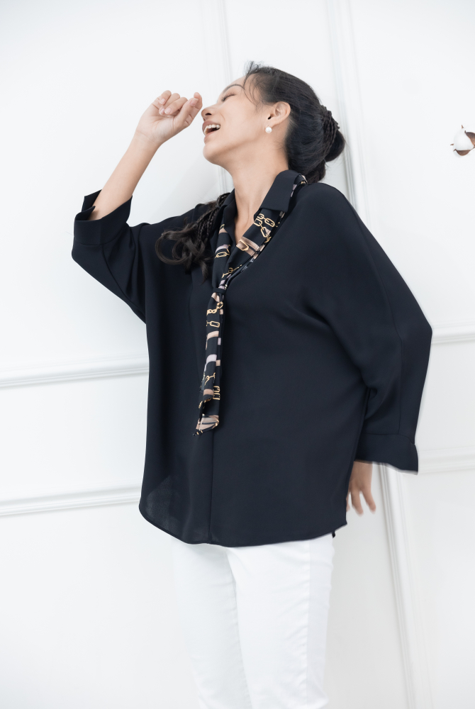 긴팔 立領落肩七分袖上衣(附領巾 ) / 黑色