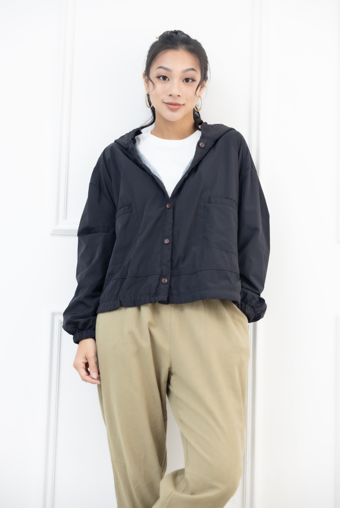 코트 木頭鈕扣下擺抽繩連帽外套 / 黑色