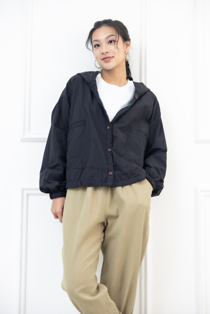 코트 木頭鈕扣下擺抽繩連帽外套 / 黑色