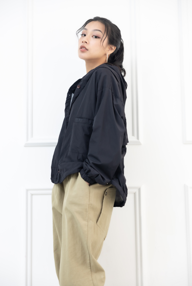 코트 木頭鈕扣下擺抽繩連帽外套 / 黑色