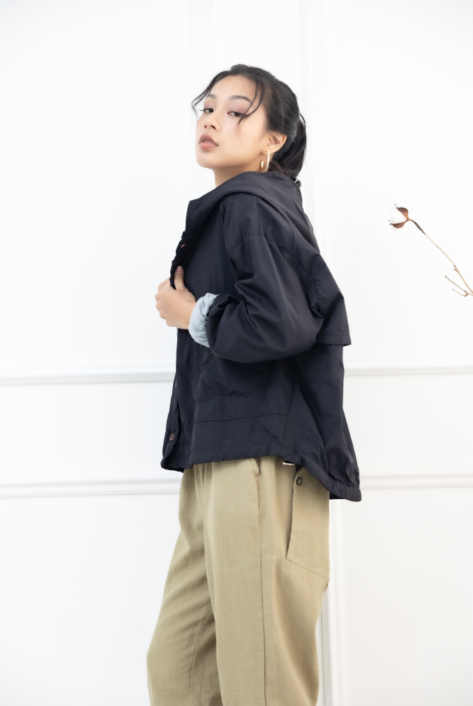 코트 木頭鈕扣下擺抽繩連帽外套 / 黑色