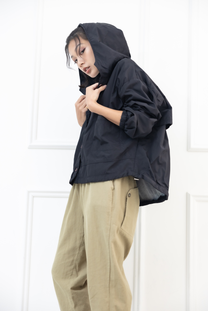 코트 木頭鈕扣下擺抽繩連帽外套 / 黑色