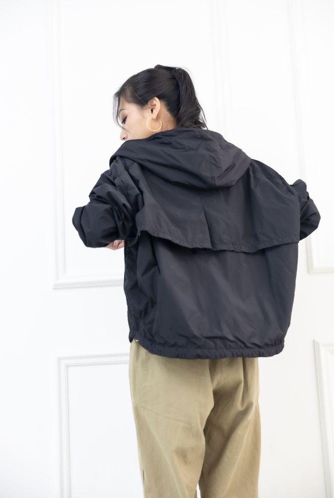 코트 木頭鈕扣下擺抽繩連帽外套 / 黑色