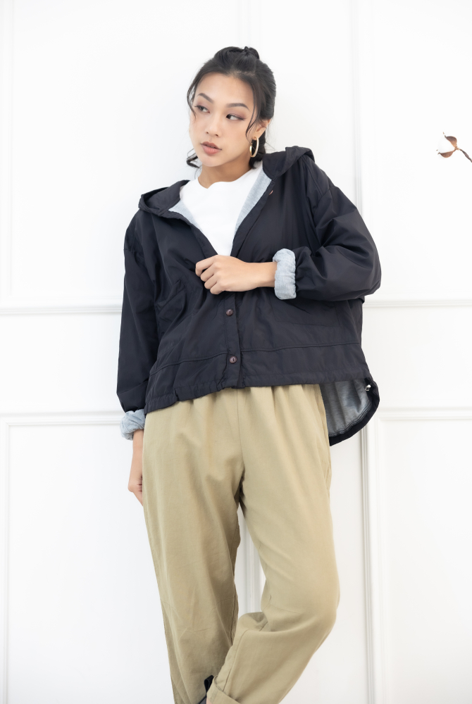 코트 木頭鈕扣下擺抽繩連帽外套 / 黑色