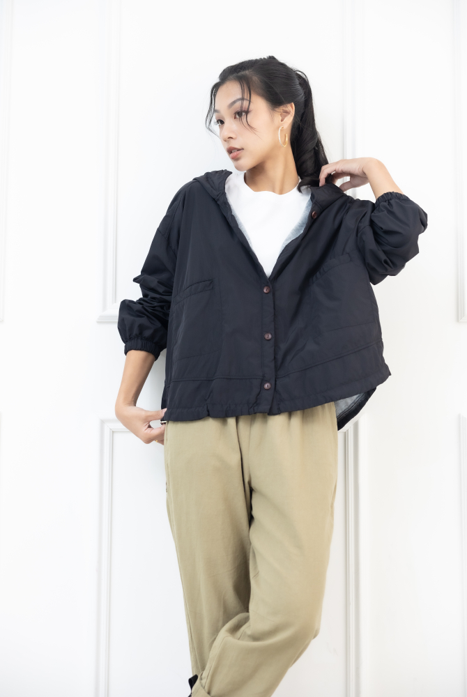 코트 木頭鈕扣下擺抽繩連帽外套 / 黑色