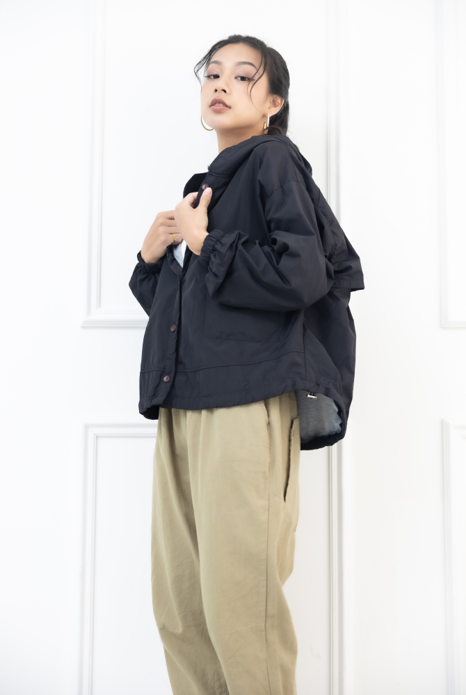 코트 木頭鈕扣下擺抽繩連帽外套 / 黑色