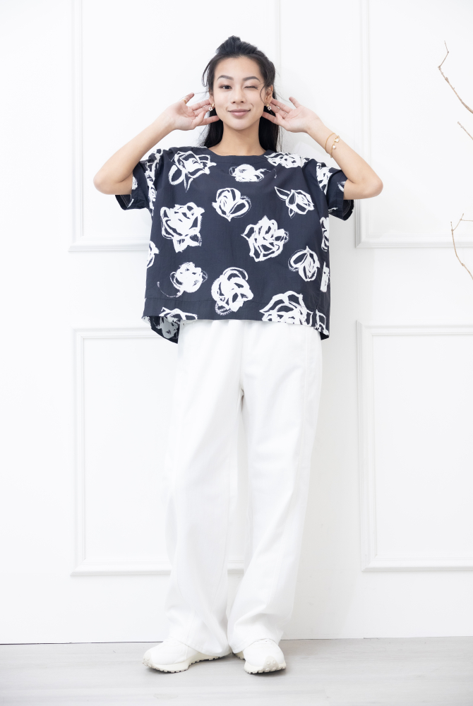 반팔 白色線條花上衣 / 黑色