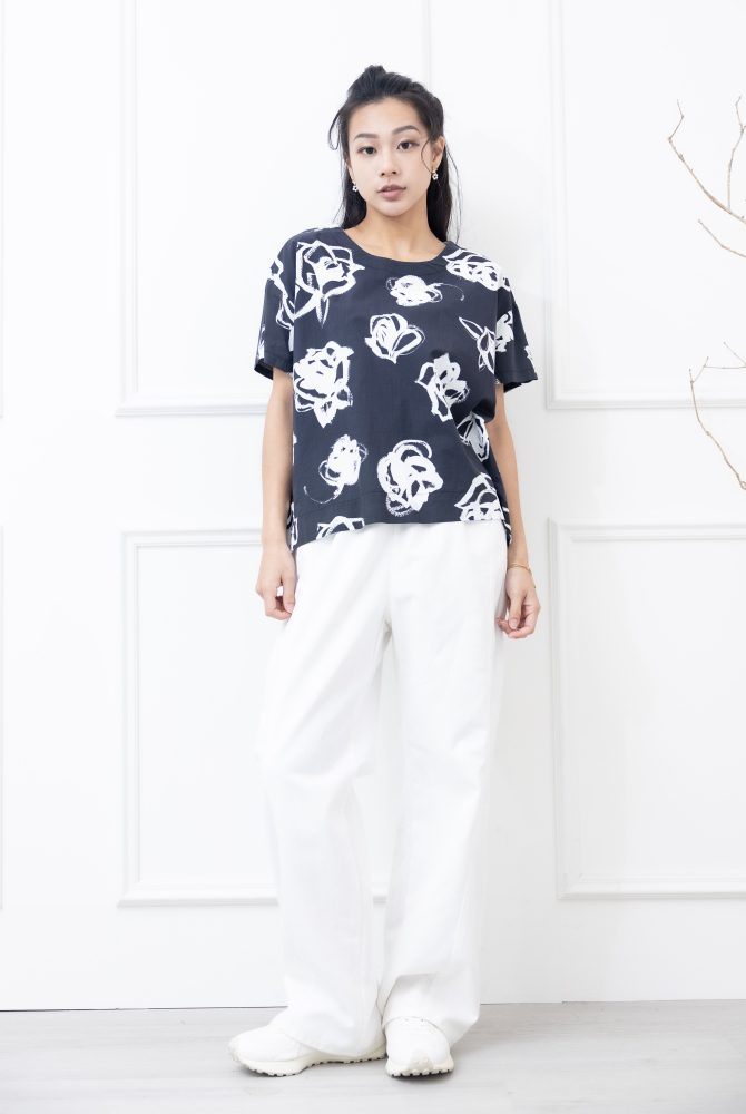 반팔 白色線條花上衣 / 黑色