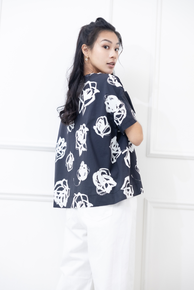 반팔 白色線條花上衣 / 黑色