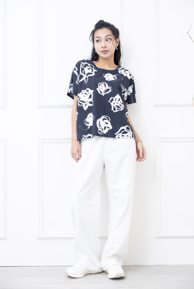 반팔 白色線條花上衣 / 黑色