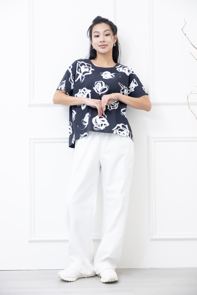 반팔 白色線條花上衣 / 黑色