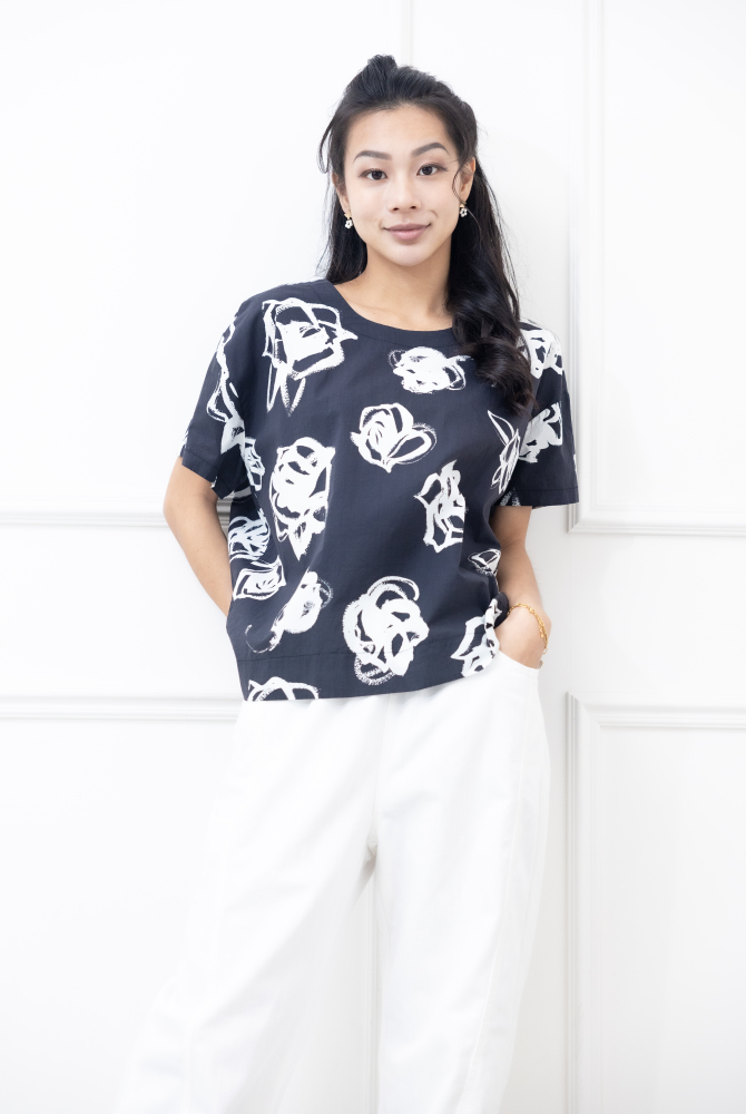 반팔 白色線條花上衣 / 黑色