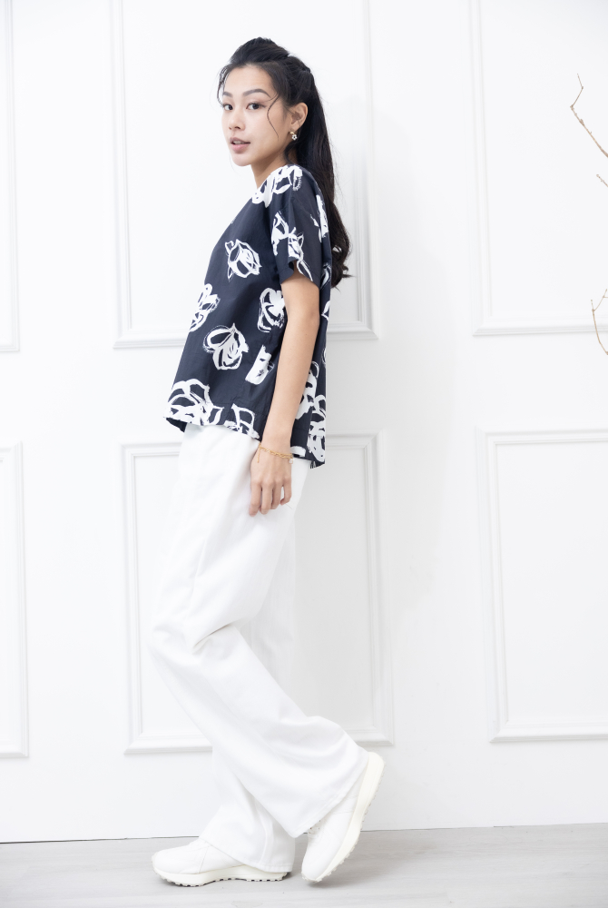 반팔 白色線條花上衣 / 黑色