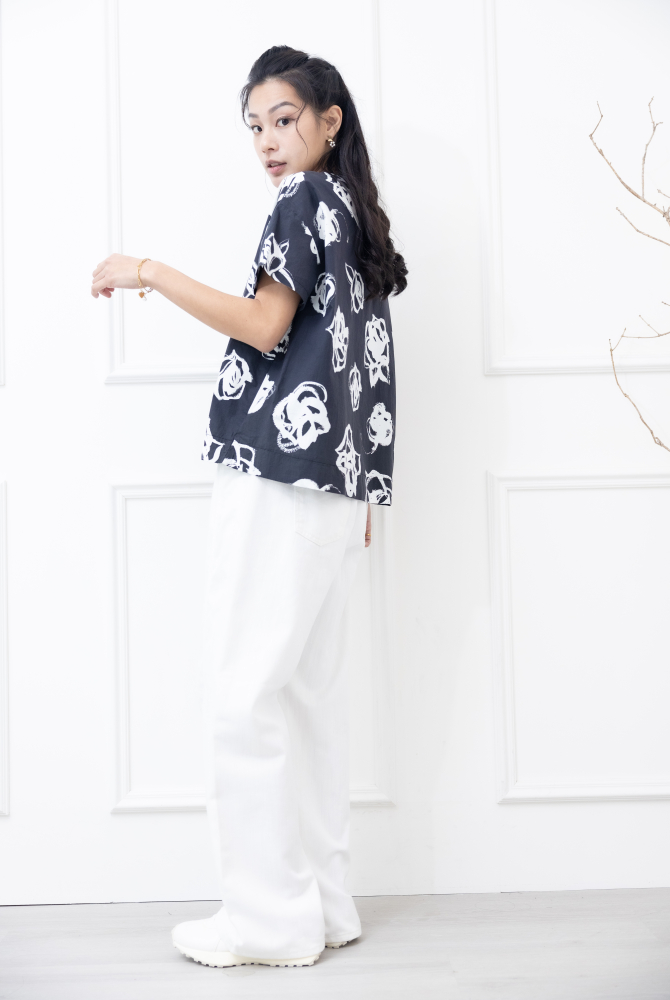 반팔 白色線條花上衣 / 黑色