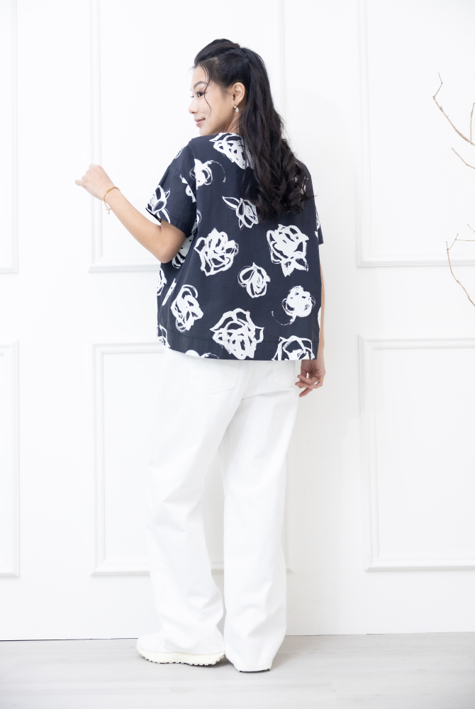 반팔 白色線條花上衣 / 黑色