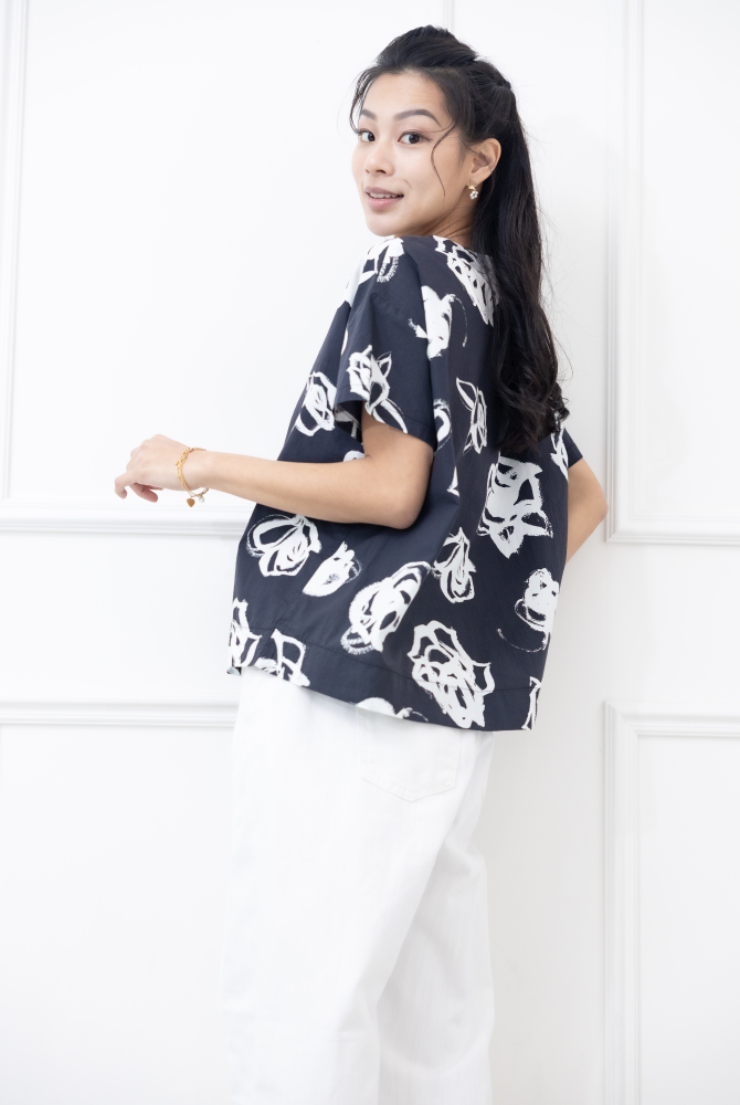 반팔 白色線條花上衣 / 黑色