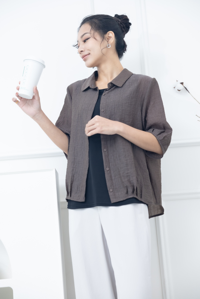 반팔 襯衫領開襟鈕釦五分袖上衣 / 深咖啡色