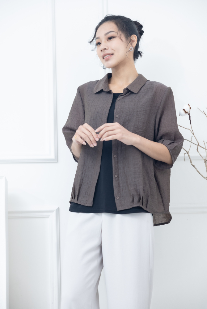 반팔 襯衫領開襟鈕釦五分袖上衣 / 深咖啡色