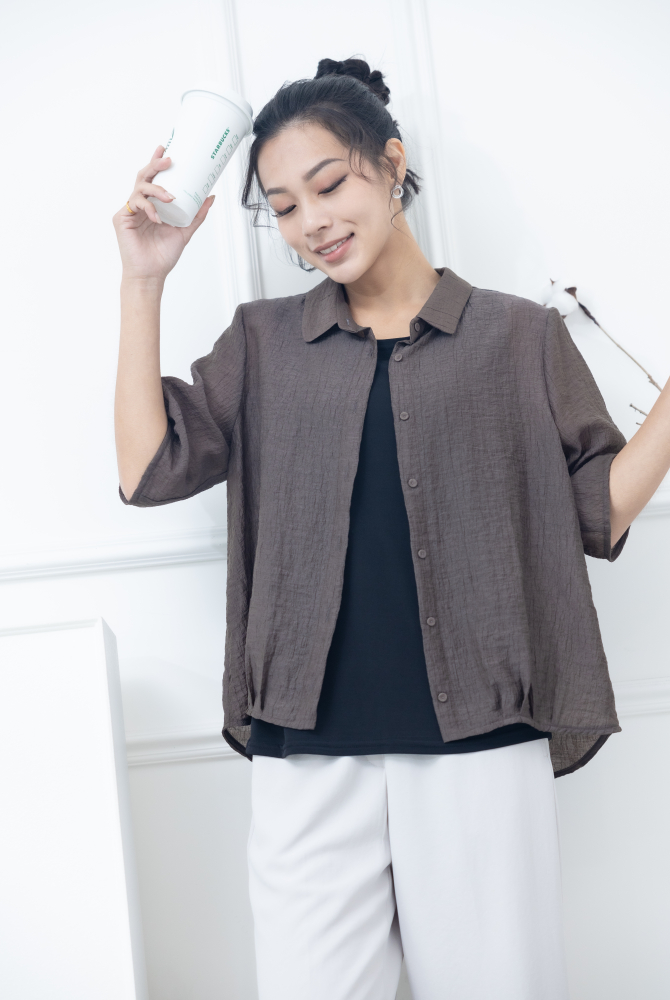 반팔 襯衫領開襟鈕釦五分袖上衣 / 深咖啡色