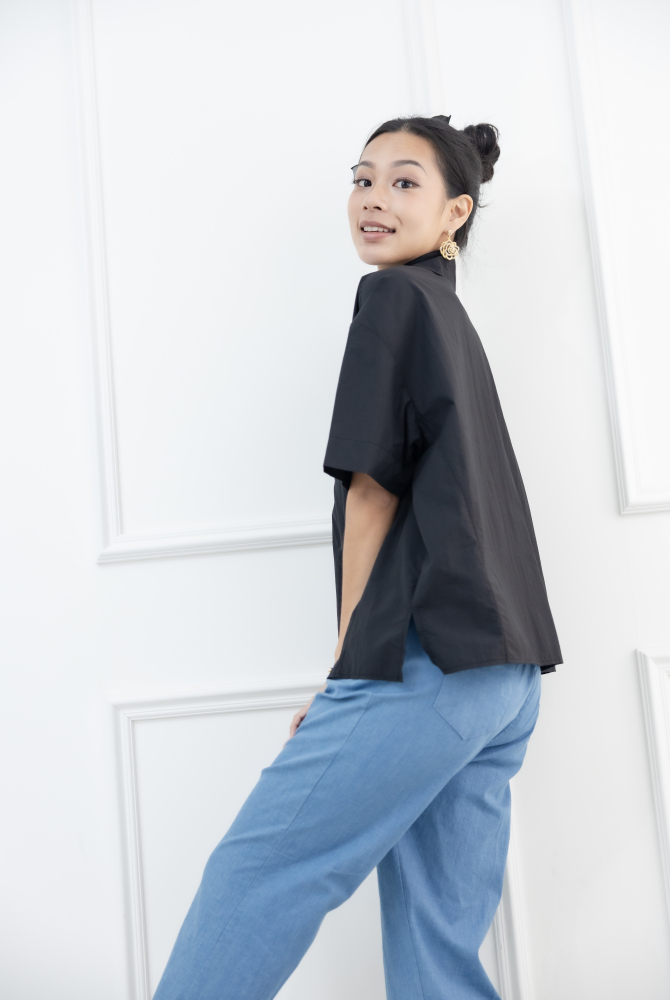 반팔 襯衫領風衣材質短袖上衣 / 黑色