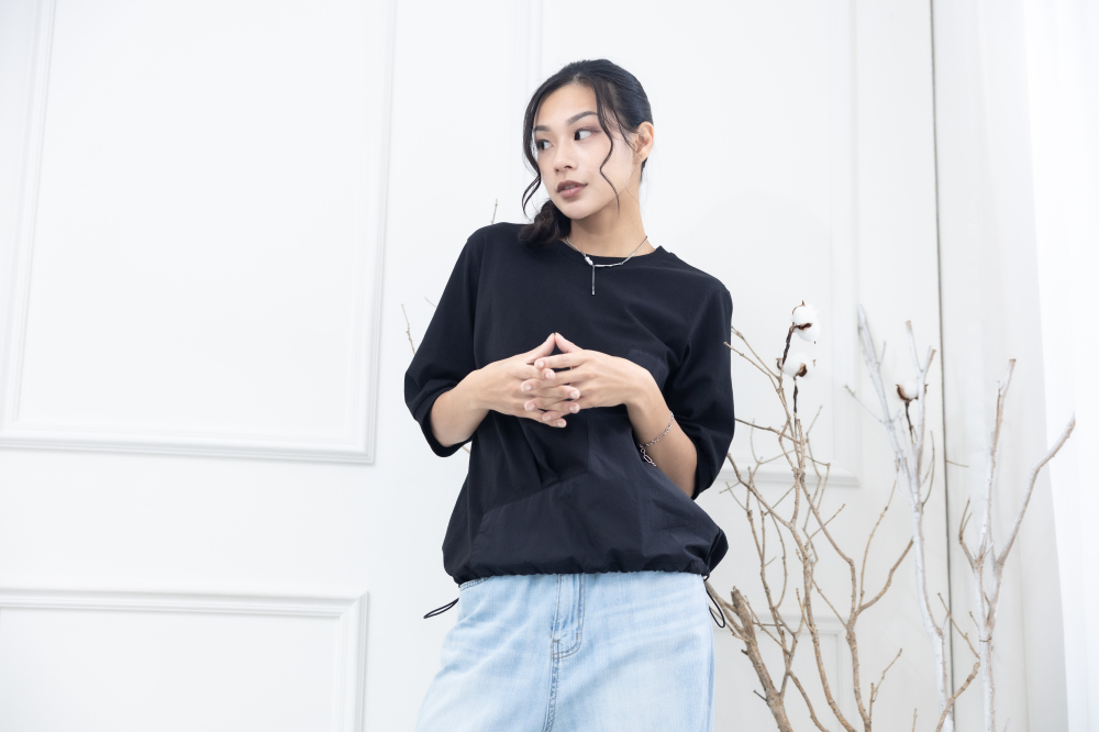 반팔 抽繩風衣材質上衣 / 黑色