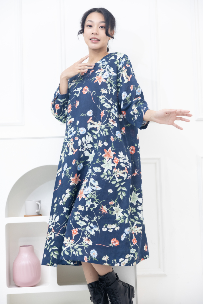 원피스 百合.雛菊印花七分袖洋裝 / 深藍色
