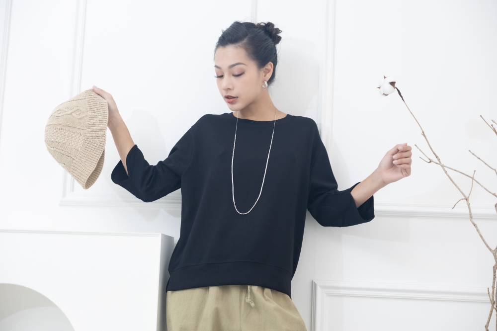 긴팔 八分袖下擺開衩素面上衣 / 黑色