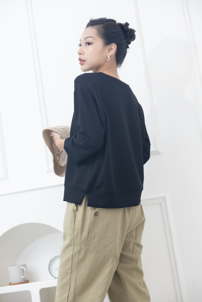 긴팔 八分袖下擺開衩素面上衣 / 黑色