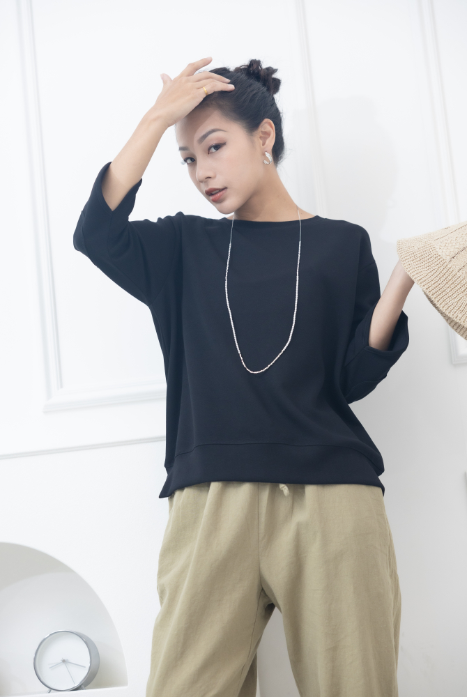 긴팔 八分袖下擺開衩素面上衣 / 黑色