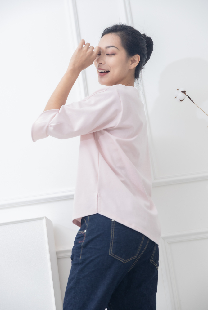 반팔 胸前枝葉方塊圖袖口特殊開衩上衣 / 粉色