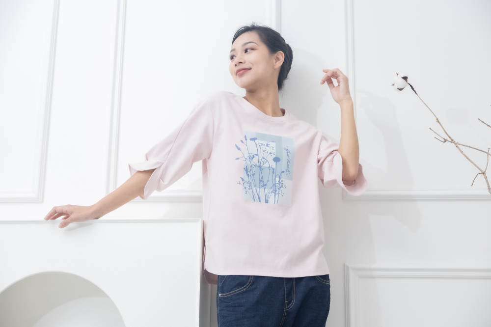 반팔 胸前枝葉方塊圖袖口特殊開衩上衣 / 粉色