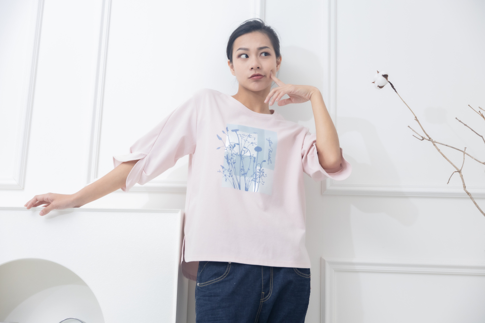 반팔 胸前枝葉方塊圖袖口特殊開衩上衣 / 粉色