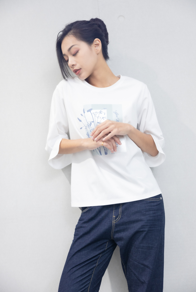 반팔 胸前枝葉方塊圖袖口特殊開衩上衣 / 白色