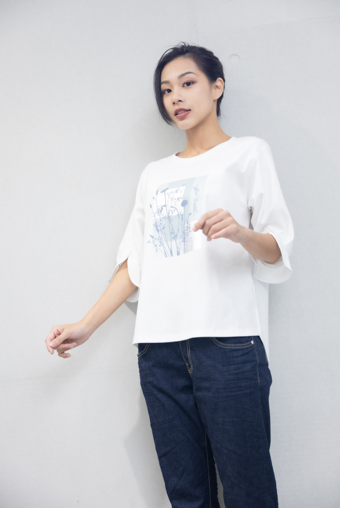 반팔 胸前枝葉方塊圖袖口特殊開衩上衣 / 白色