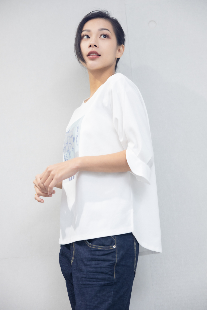 반팔 胸前枝葉方塊圖袖口特殊開衩上衣 / 白色