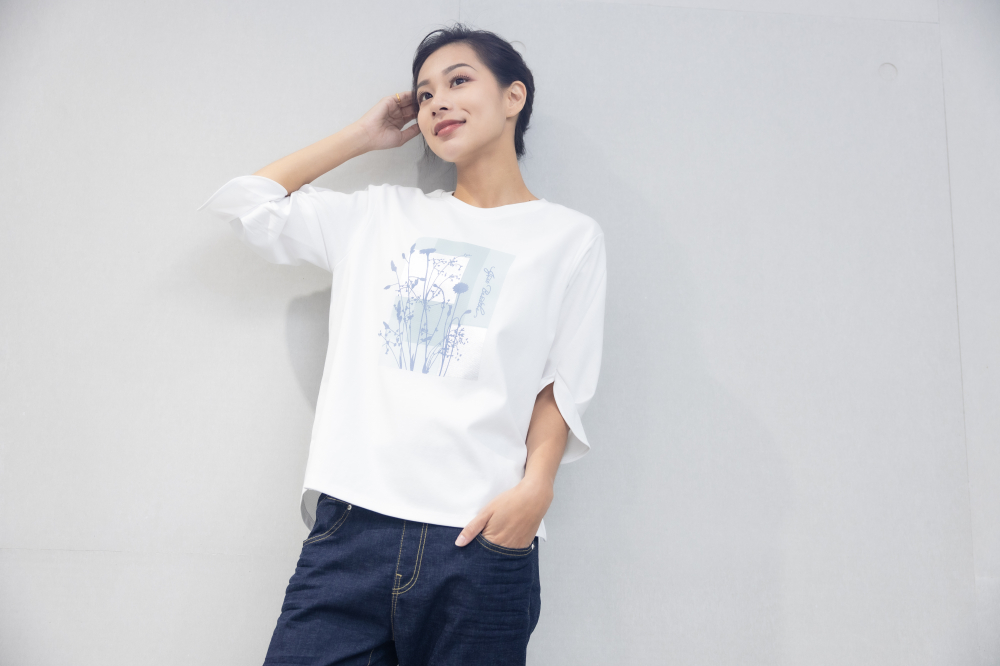 반팔 胸前枝葉方塊圖袖口特殊開衩上衣 / 白色