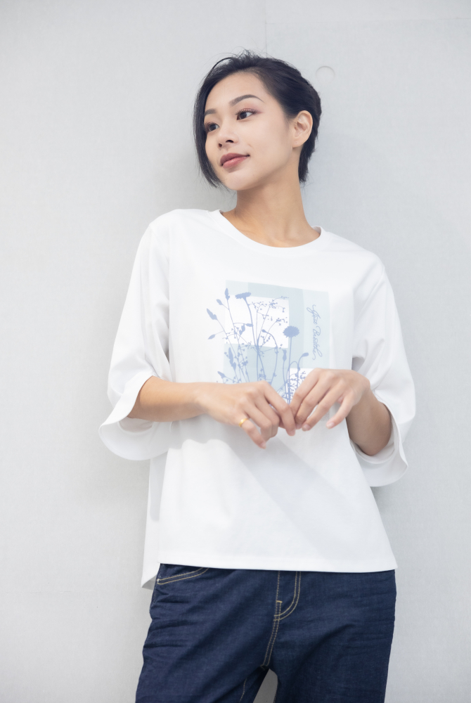 반팔 胸前枝葉方塊圖袖口特殊開衩上衣 / 白色