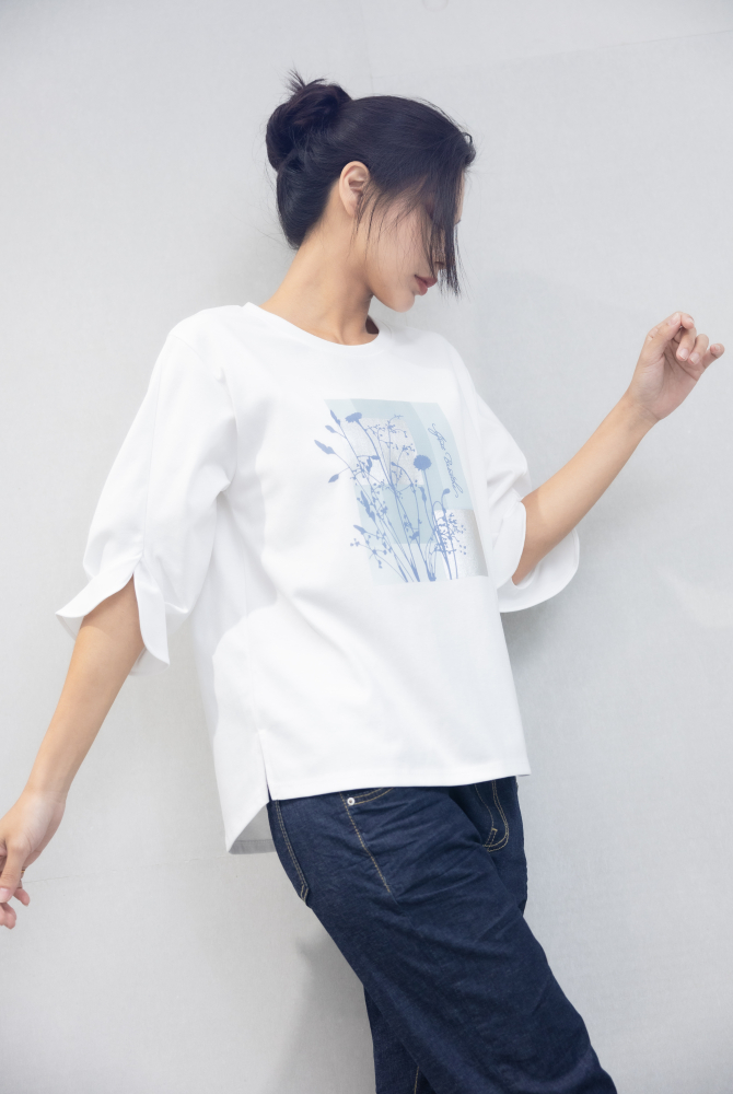 반팔 胸前枝葉方塊圖袖口特殊開衩上衣 / 白色