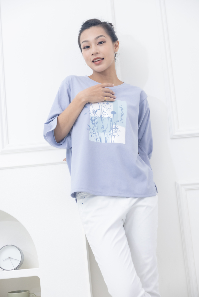 반팔 胸前枝葉方塊圖袖口特殊開衩上衣 / 藍色